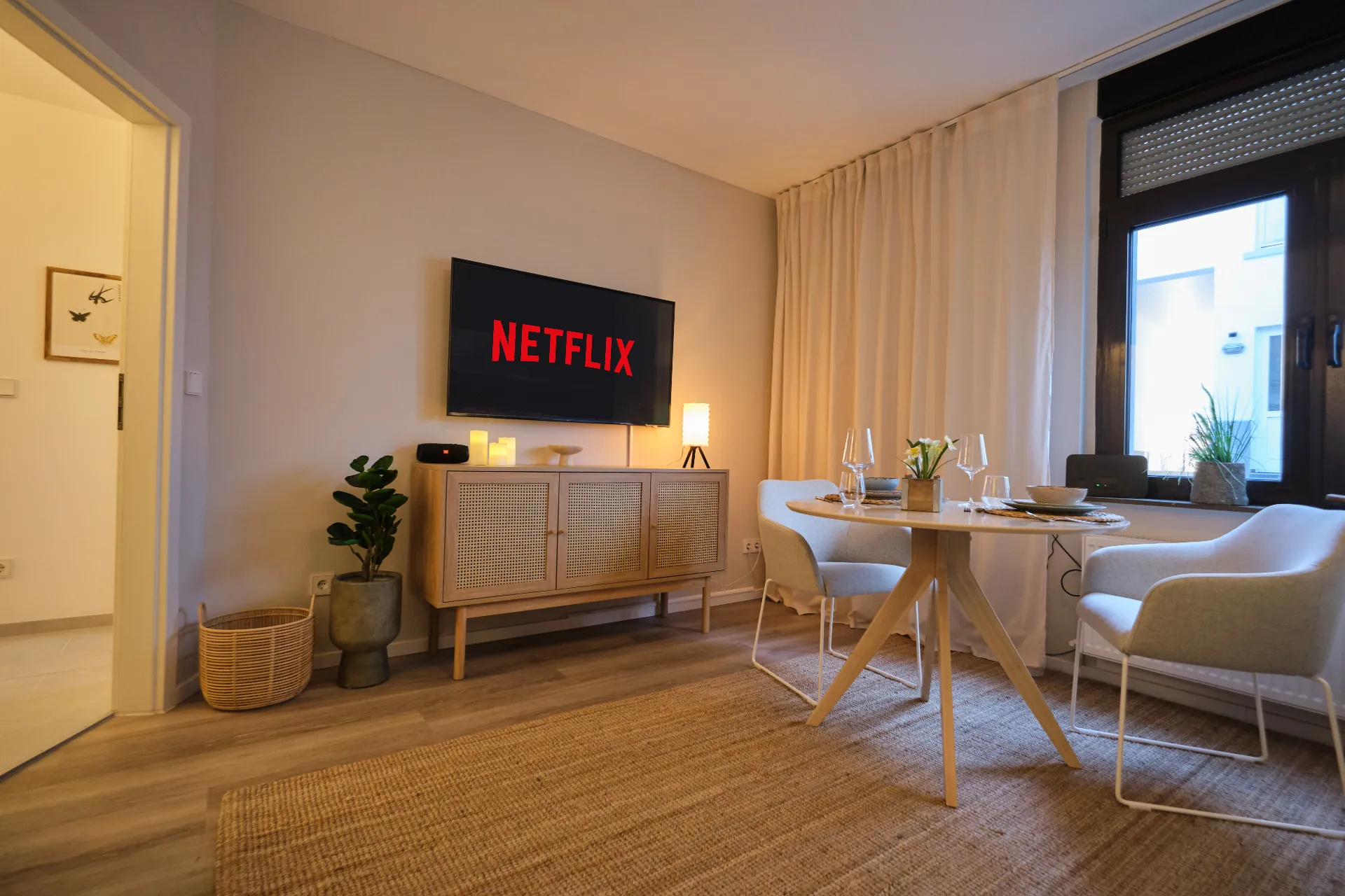 Wohnbereich mit Smart-TV und Esstisch