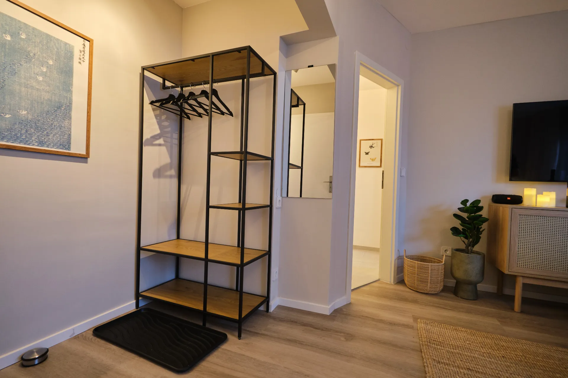 Offener Garderobenbereich in der Ferienwohnung