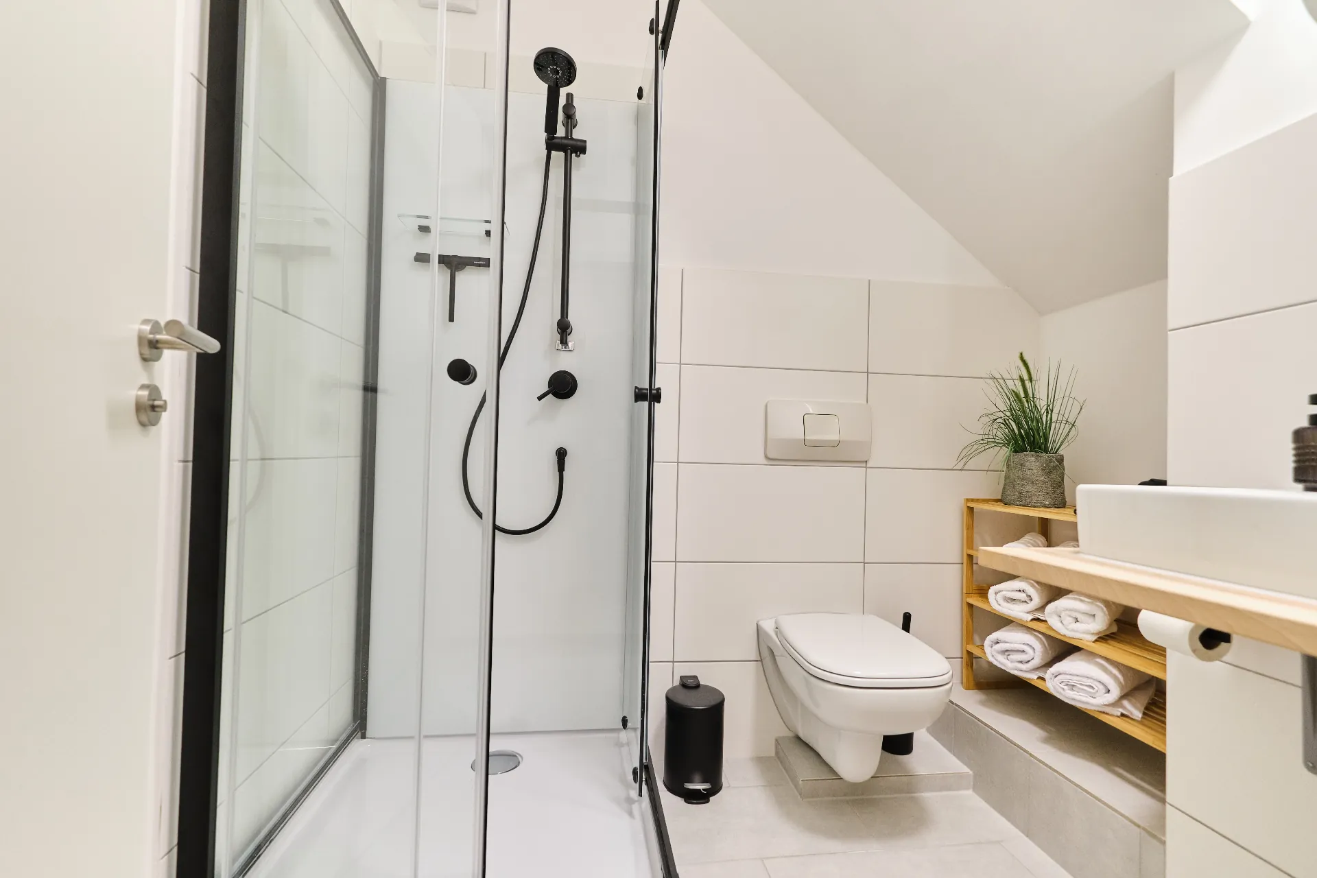Modernes Badezimmer mit Dusche